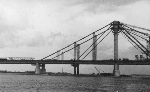 Nordpylon; fuer Aussenseilen halbes Stuetzgeruest; Geischt von Suedwesten.