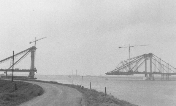 Ausbau zweite Paar Seilen Ufer Suedpylon; Maximum Bereich Ausbau Nordpylon; Ostansicht von Beneden-Leeuwen ab.