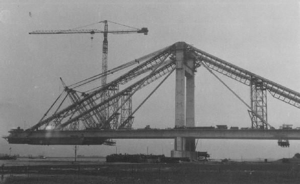 Suedpylon vom Westen aus mit Geruest fuer Aussenseilen.