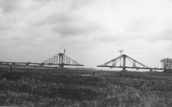 Westansicht von Wamel aus; In Suedpylon noch nicht alle Schalungen fuer Betonseilen entfernt; in Nordpylon wohl.