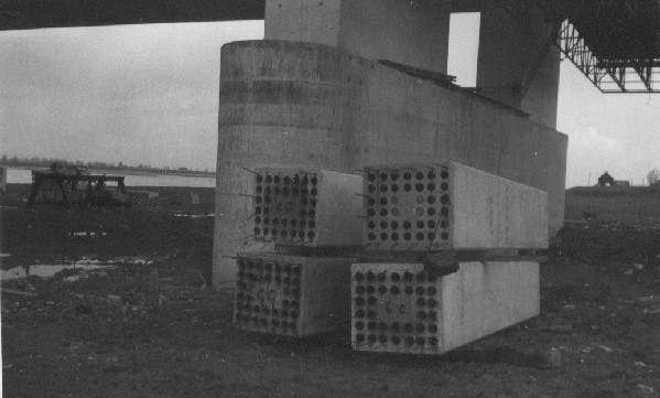 Betonschreagseilteilen auf dem Brueckenflur; Achte die Lochern wodurch die eigentlichen Drahtseilen gespannen werden. Sie werden durch feullen dieser Locher mit artifiezieller Harz und durch dem Beton geschuetzt fuer dem Wettereinflusse