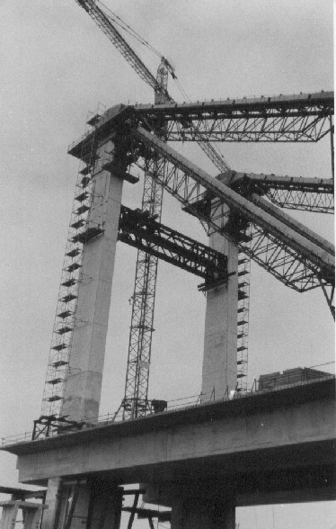 Bauen Seilen und Querbalken Pylon