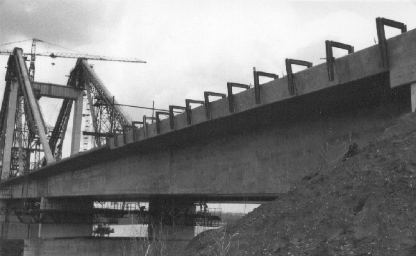 Endarbeiten am Rand der südlichen Vorlandbrücke