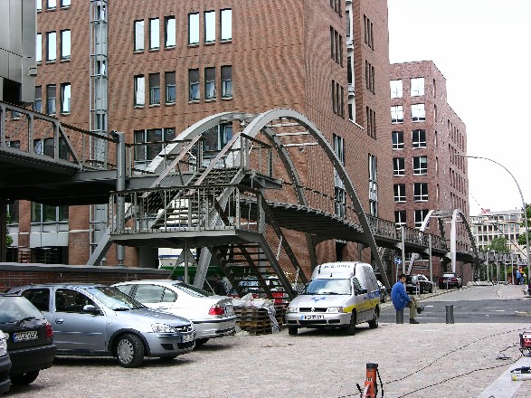 vorne: Brücke über den Sandtorkai hinten über den Kehrwiedersteg