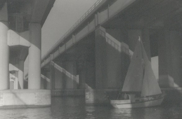 die schmale Eisenbahnbrücke, und die breite Autobahnbrücke