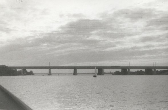 die schmale Eisenbahnbrücke, und die breite Autobahnbrücke