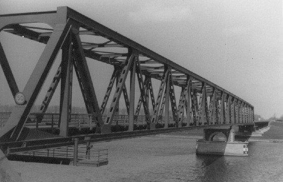 die zweite Brücke an dieser Stelle (1945 - 1990)