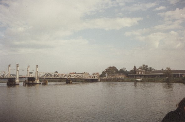 die abgerissene Brücke
