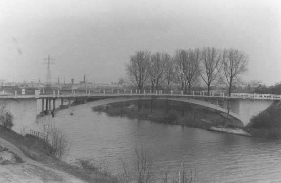 die alte abgerissene Brücke