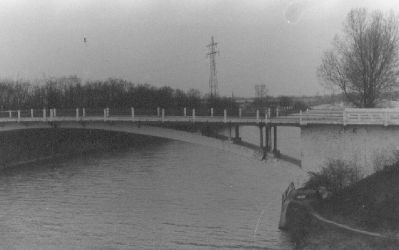 die alte abgerissene Brücke