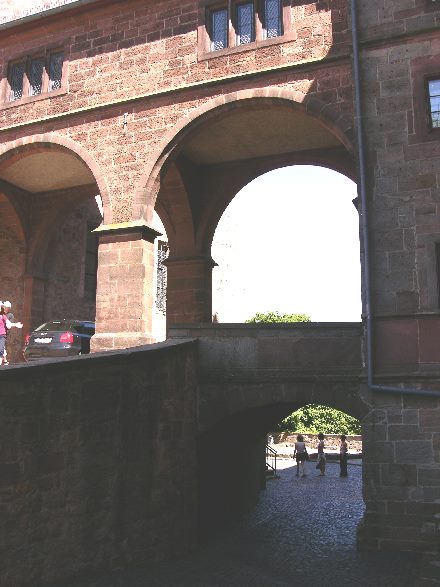 unter der eigentlichen brücke gibt es noch einen kleinen Durchgangsbogen