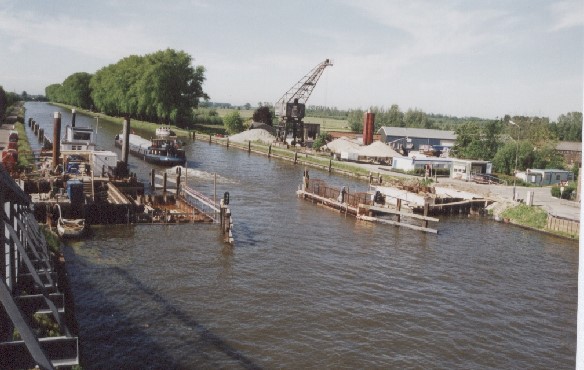 Bauarbeiten für die neue Brücke