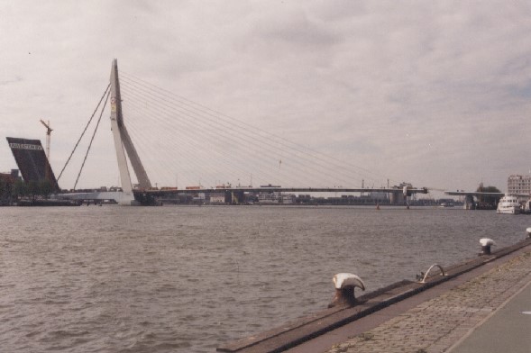 Brücke im Bau, das letzte Seil wird gespannt