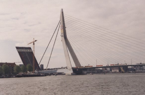 Brücke im Bau, das letzte Seil wird gespannt