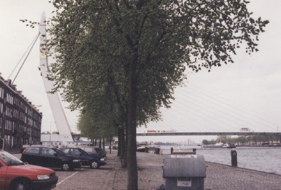 Brücke im Bau, das letzte Seil wird gespannt