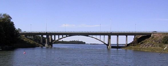 Westbrücke, hinten BAS 299
