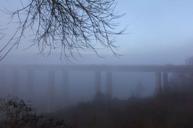 Brücke im Nebel