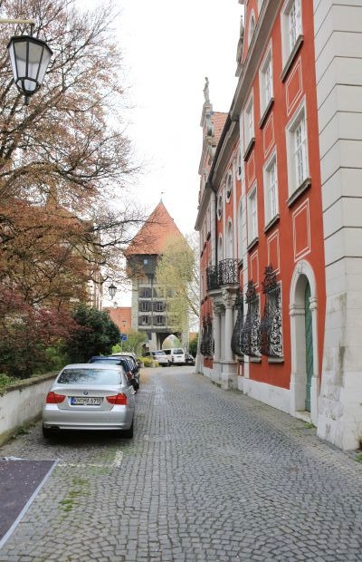 Strassengasse, die zur alten Brücke geführt hat. Im Hintergrund der Brückenturm