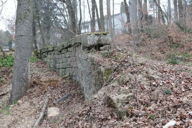 alte Stützmauer westlich der Brücke