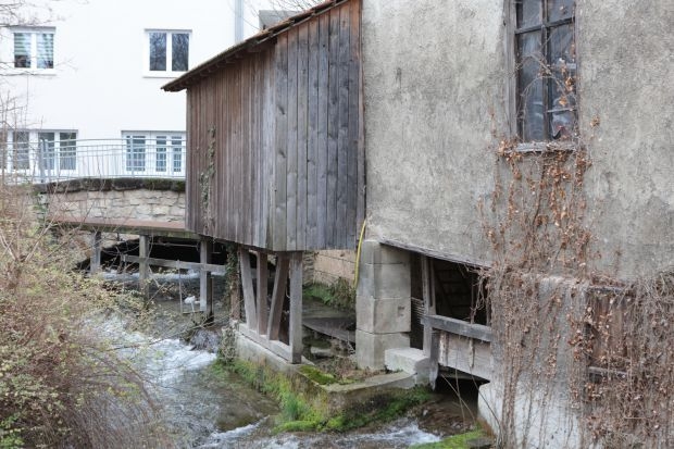 Brücke im Hintergrund, rechts eine alte Mühle