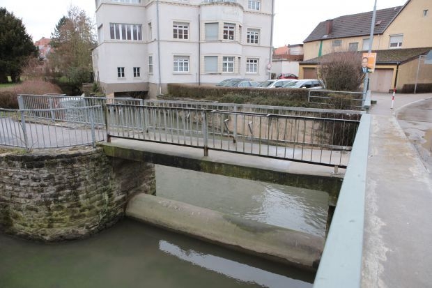 seitlich abzweigende Fußwegbrücke