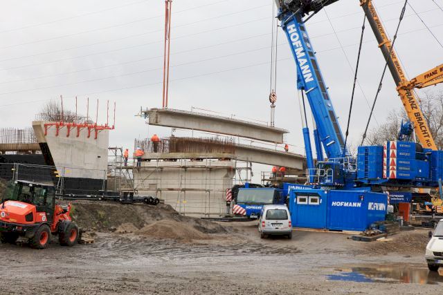 die Fertigteilträger werden eingebaut