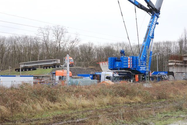 die Fertigteilträger werden eingebaut