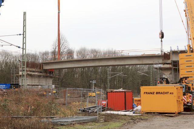 die Fertigteilträger werden eingebaut