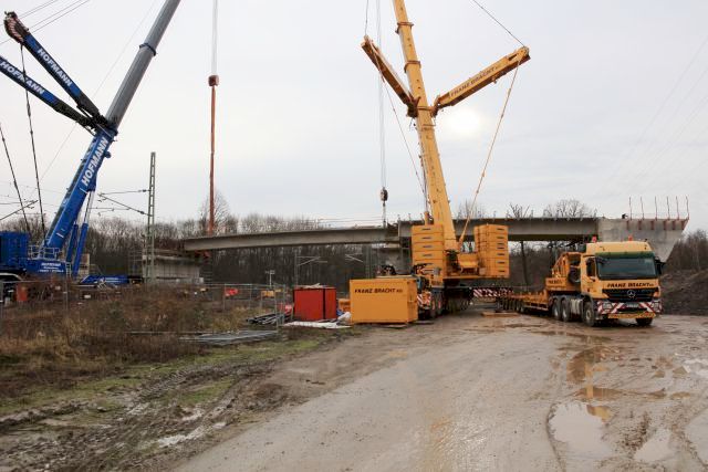 die Fertigteilträger werden eingebaut