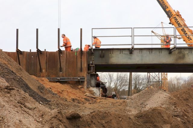 Die Behelfsbrücke ist eingebaut