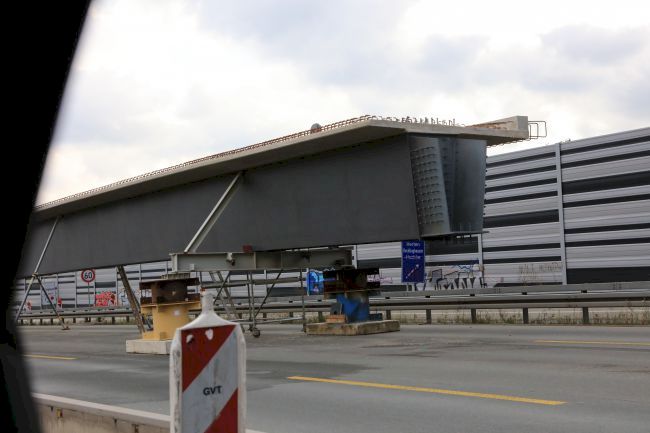 Die Träger liegen auf der Autobahn für die Montage am nächsten Wochenende