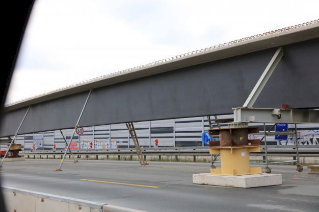 Die Träger liegen auf der Autobahn für die Montage am nächsten Wochenende