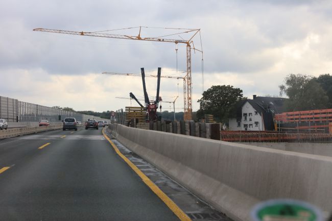 Autokräne sind für die Montage vorbereitet