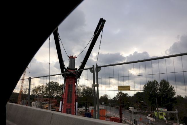 Autokräne sind für die Montage vorbereitet