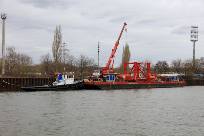 Der Ponton wird für das Einschwimmen vorbereitet