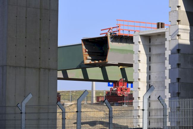 Montage des ersten Stahlüberbaus