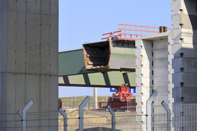 Montage des ersten Stahlüberbaus