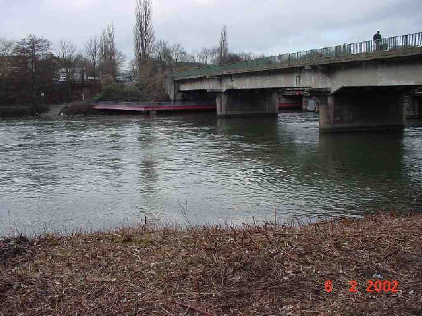 Blick von Südosten auf die Brücke. Unter der Brücke verläuft die Radwegbrücke Am Obergraben (BAS 41753)