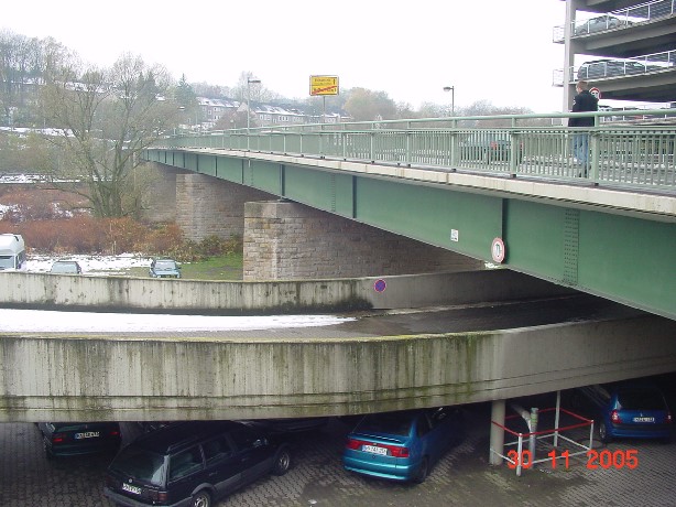 Ansicht von der östlichen Seite (Alt-Wetteraner Seite) auf die Brücke. Unter der Overwegbrücke verläuft die südliche Zufahrtsbrücke zum Parkhaus der DEMAG