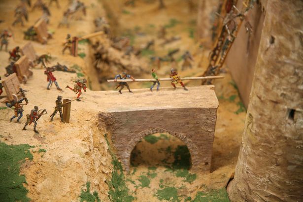 Modell der Brücke, wie sie im Mittelalter aussah (mit einer Zugbrücke) (Modell im Burgmuseum)