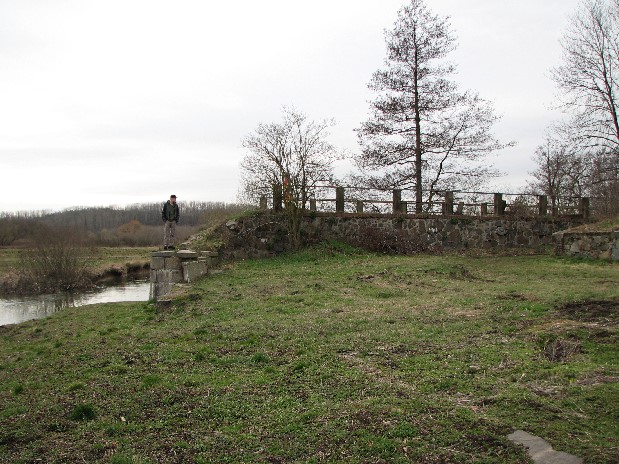 westliche Widerlager von der Seite