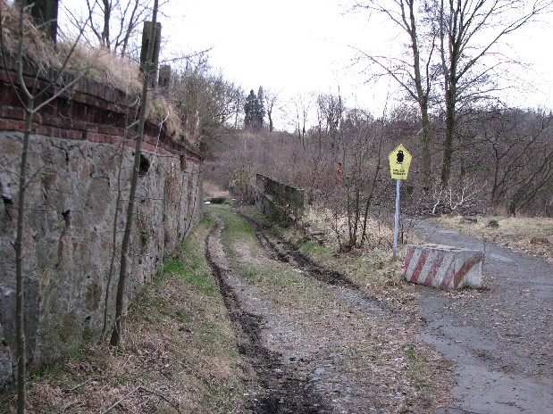 links die Brückenzufahrt, rechts der Weg zum Ufer