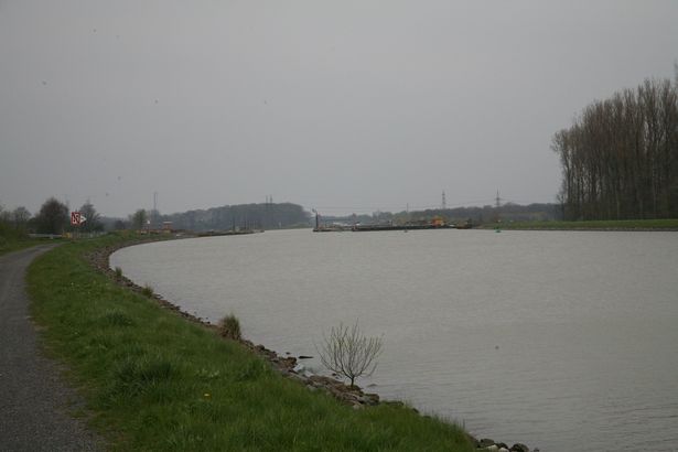 Blick vom nördlichen Kanal aus auf die Baustelle