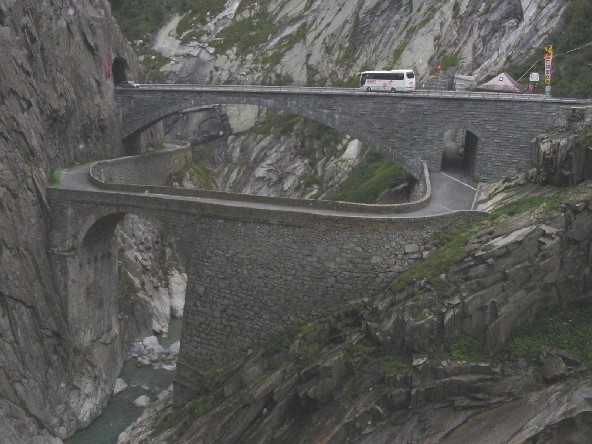Die Zweite Teufelsbrücke unten, die dritte Teufelsbrücke oben