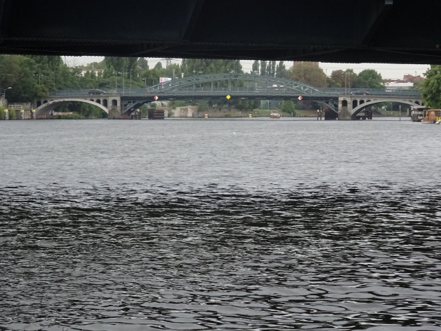 Treskowbrücke / Spree, schwarz am oberen Bildrand