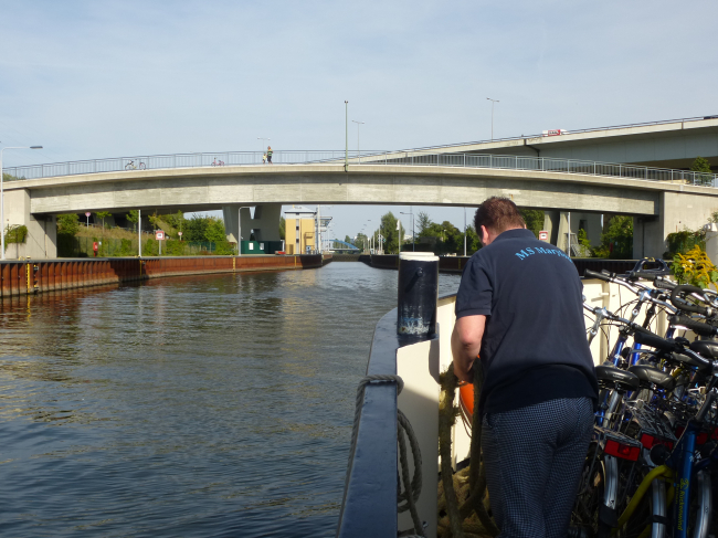 Einfahrt in Schleuse Charlottenburg unter Nonnendammbrücke