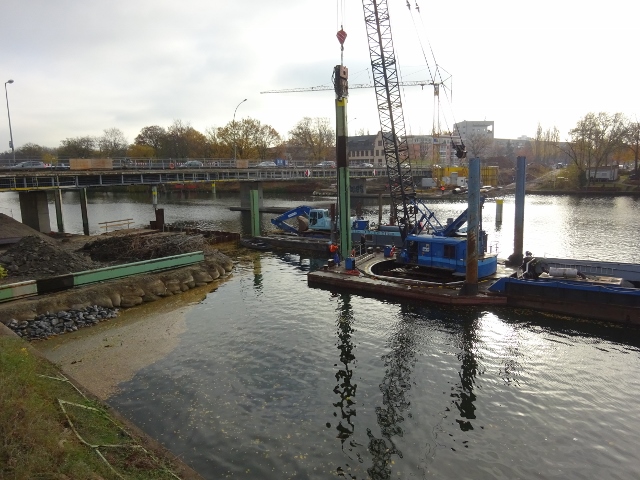 Salvador-Allende-Brücke / Spree, im Bildhintergrund