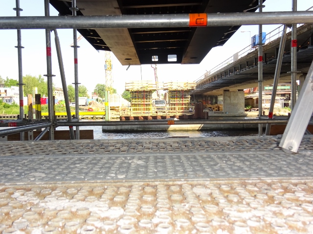 Alte Salvador-Allende-Brücke / Spree am rechten Bildrand