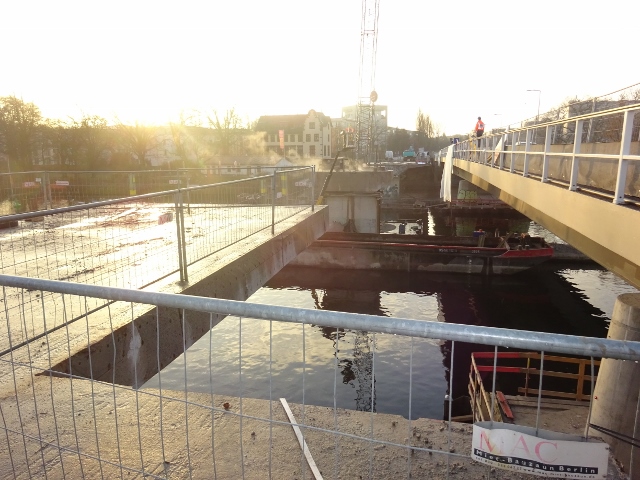 Alte Salvador-Allende-Brücke / Spree, links im Bild