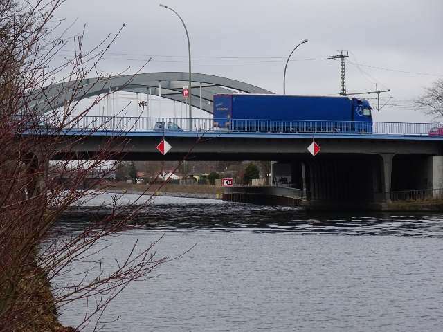 Stelling-Janitzky-Brücke / Teltowkanal, im Bildvordergrund